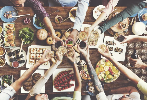 Amigos comiendo para la mesa grande —  Fotos de Stock