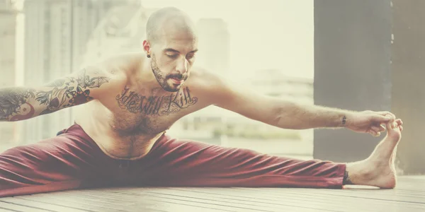 Homem praticando Yoga de dose — Fotografia de Stock