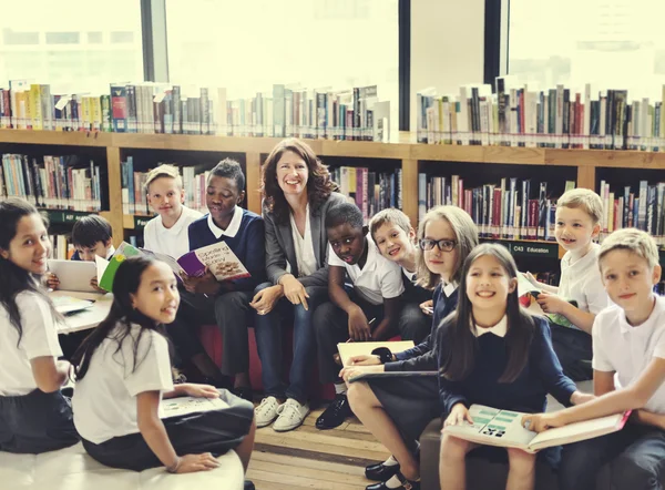 Mujer profesora teniendo lección con alumnos — Foto de Stock