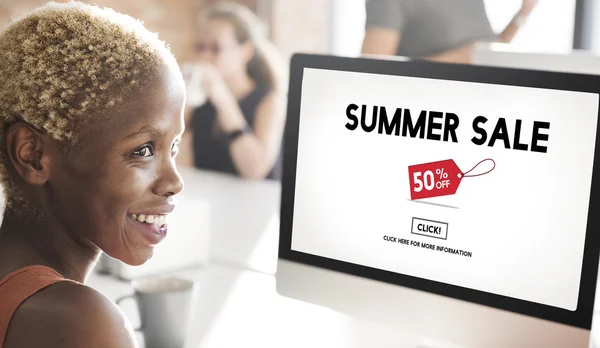 Computer met zomer Sale op monitor — Stockfoto