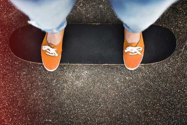Giovane hipster con Skateboard — Foto Stock