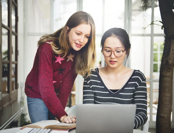 Concepto de discusión y lluvia de ideas — Foto de Stock