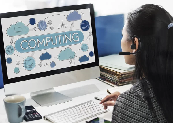 Computer mit Computer auf Monitor — Stockfoto