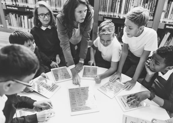 Professor mulher ter aula com alunos — Fotografia de Stock