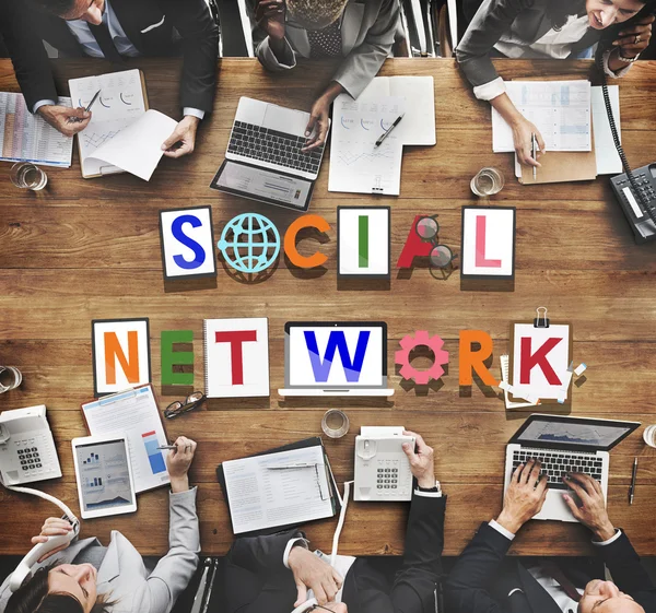 Pessoas de negócios em reunião e rede social — Fotografia de Stock
