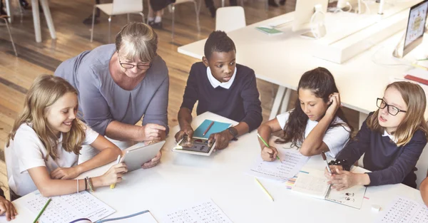 Bambini che studiano in biblioteca — Foto Stock