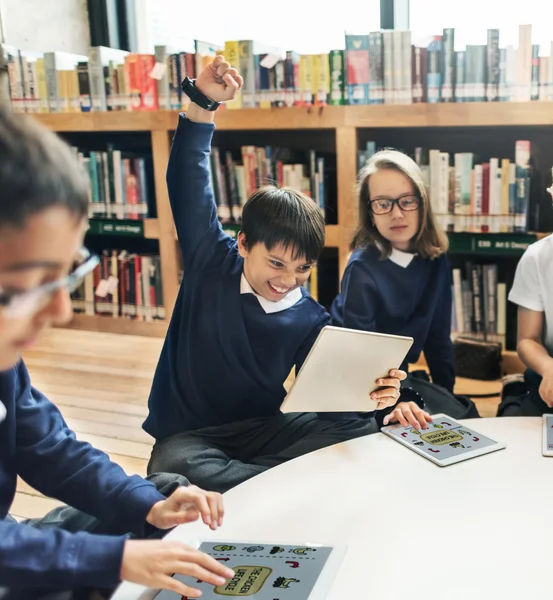 Kinder benutzen Laptops — Stockfoto