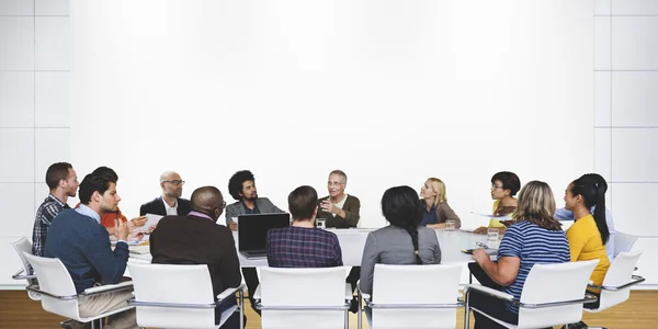 Hommes d'affaires à la table de réunion — Photo