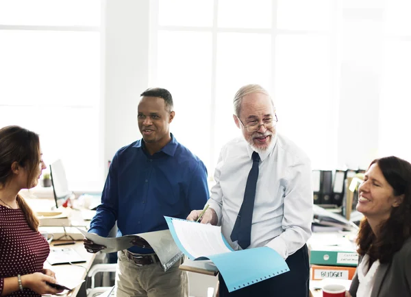 Hommes d'affaires au bureau — Photo