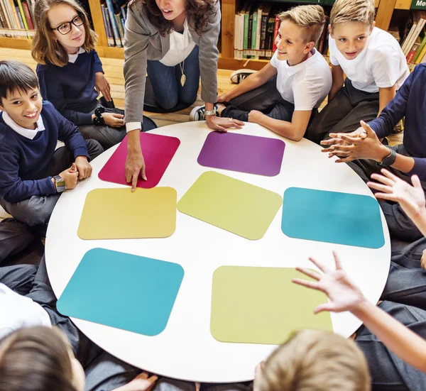 Woman teacher having lesson with pupils — Stock fotografie