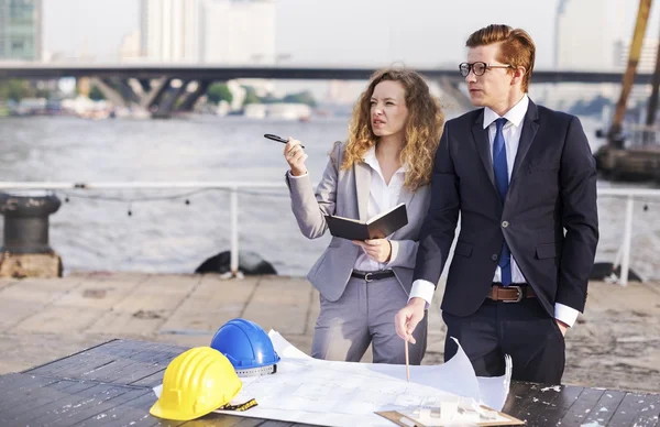 Ingenieros de hombre de negocios y mujer de negocios —  Fotos de Stock