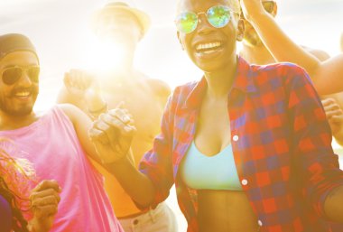 neşeli arkadaşları dışarı asılı 