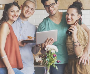 Arkadaşlar birlikte, vakit akşam yemeği var