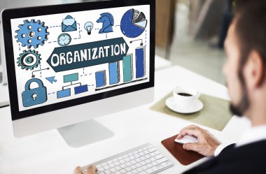 bilgisayar Office ile çalışan kişi