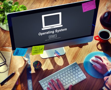 Bilgisayar kullanan adam 