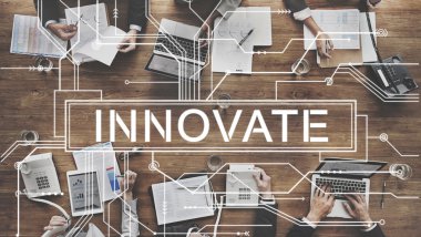 iş adamları iş başında elektronik cihazlar ile