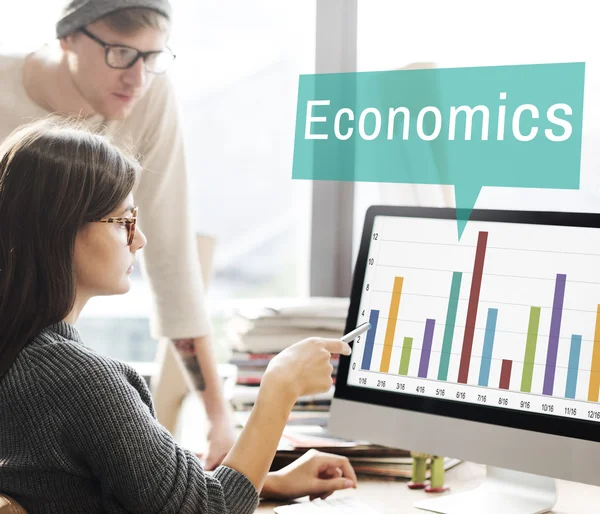 Frau zeigt auf Monitor mit Wirtschaftswissenschaften — Stockfoto