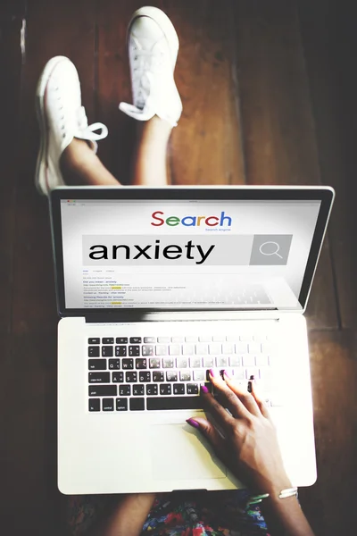 Ordinateur portable avec anxiété sur moniteur — Photo