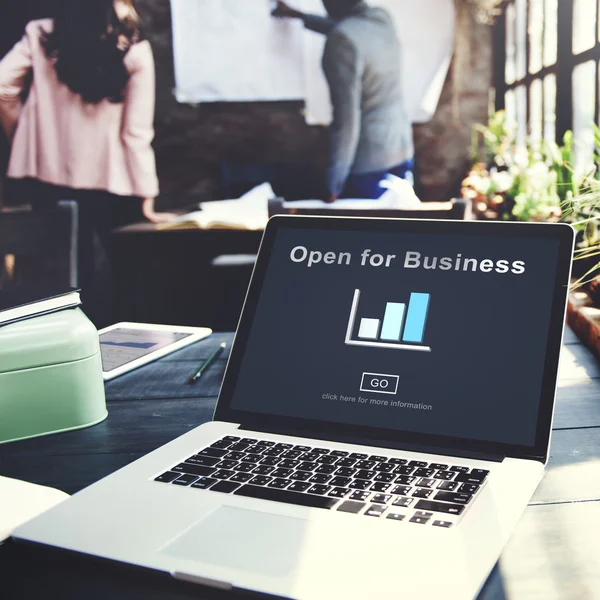 Empresários e aberto para negócios — Fotografia de Stock