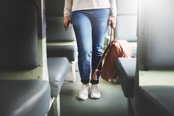Κυρία με σακίδιο στο τρένο — Φωτογραφία Αρχείου