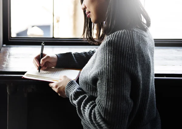 Woman writing in notebook — Stock Photo, Image