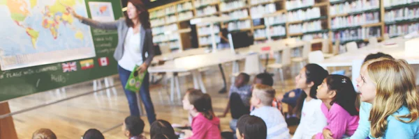 Lärare med elever i skolan — Stockfoto