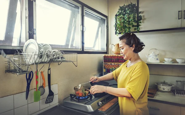 Mãe Cozinhar Sopa — Fotografia de Stock