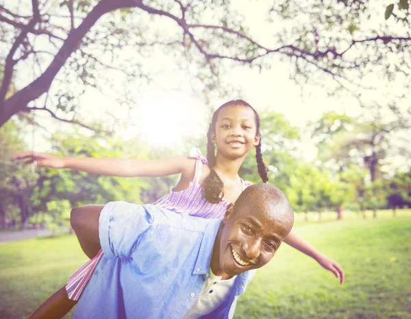Africké otce s dcerou v parku — Stock fotografie