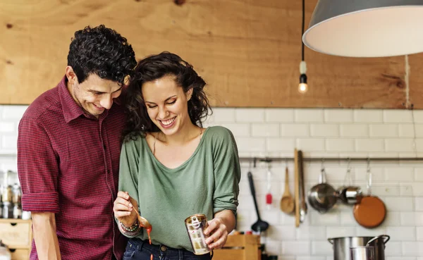 Pareja feliz cocinando juntos —  Fotos de Stock