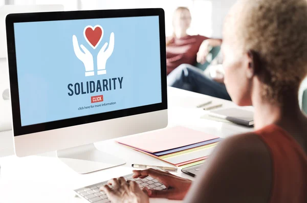 Υπολογιστή με αλληλεγγύη στην οθόνη — Φωτογραφία Αρχείου