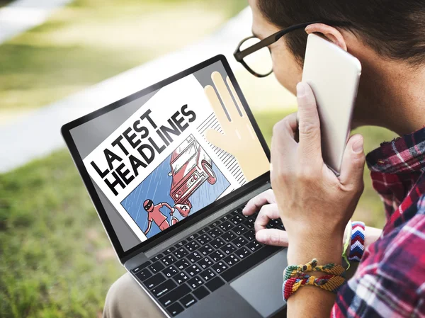 Man met behulp van digitale apparaten, surfen op het internet op laptop en spreken op de telefoon — Stockfoto