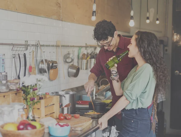 Casal feliz cozinhar juntos — Fotografia de Stock