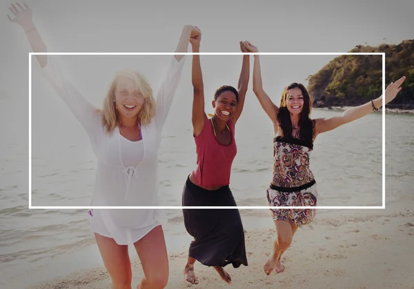 Glada kvinnor på sommaren beach — Stockfoto