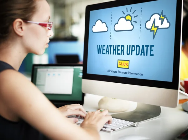 Počítač s aktualizací počasí na monitoru — Stock fotografie