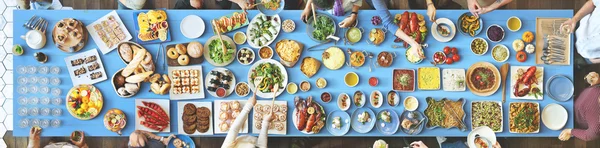 Amigos comendo para grande mesa — Fotografia de Stock