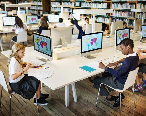 Alunos trabalhando com computadores — Fotografia de Stock