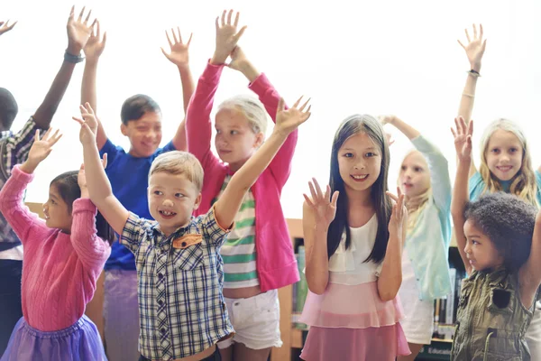 Dzieci z podniesionymi rękami — Zdjęcie stockowe