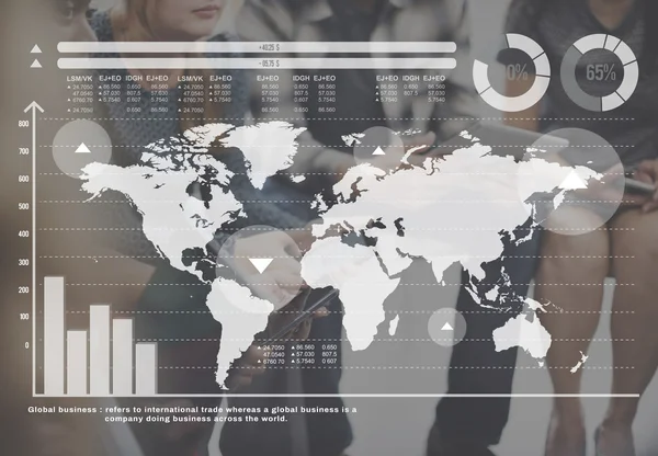 Lidé při setkání a globální mapa — Stock fotografie