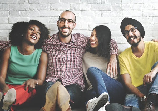 Diversidad amigos cerca de la pared —  Fotos de Stock