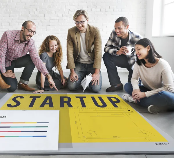 Designer arbeiten mit Plakat und Start-up — Stockfoto