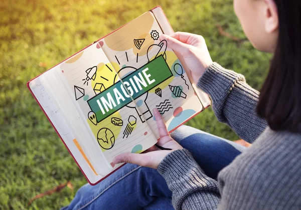 Mulher lendo livro e Imagine Conceito — Fotografia de Stock