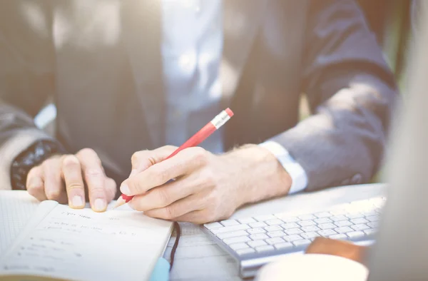 Geschäftsmann denkt Planungsstrategie — Stockfoto