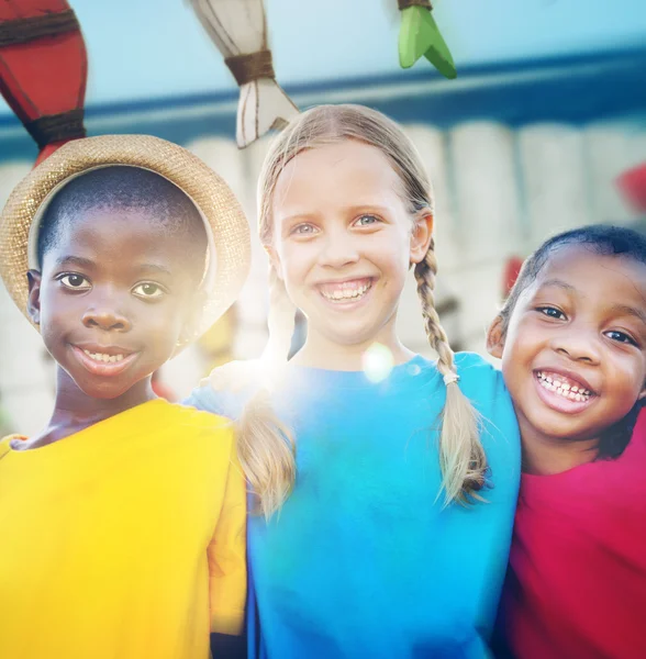 Enfants multiethniques à l'extérieur — Photo