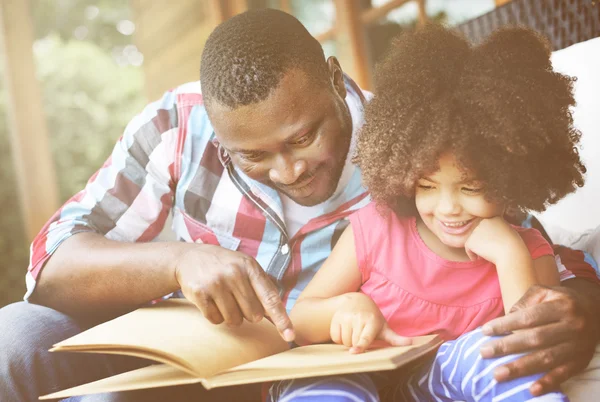 Père avec petite fille lisant — Photo