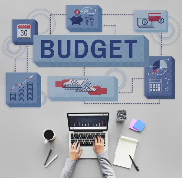Laptop op tafel met begroting — Stockfoto