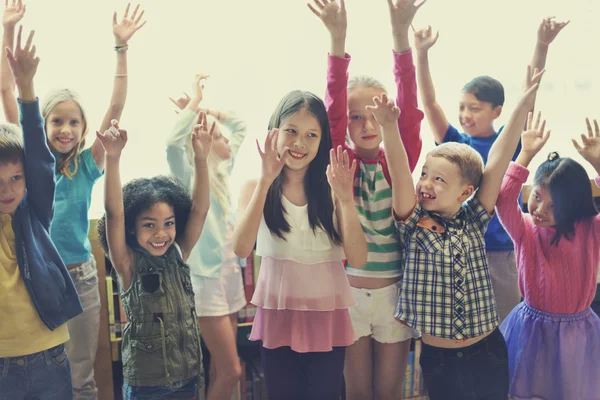 Enfants avec les bras levés — Photo