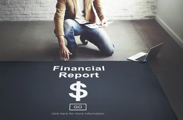 Hombre de negocios que trabaja con Financial Report — Foto de Stock