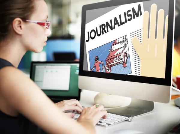 Компьютер с журналистикой на мониторе — стоковое фото