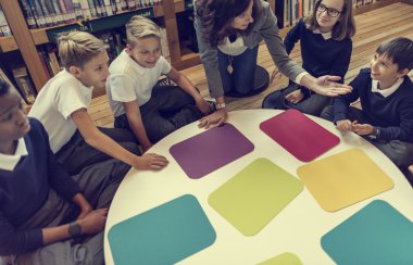 okulda ders sahip öğrenciler