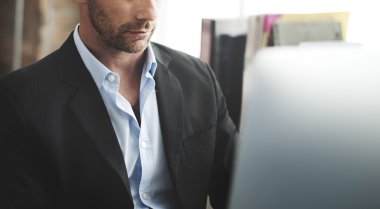 Ofiste çalışan bir iş adamı. 